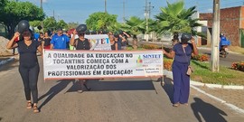 Professores seguem em greve em Arapoema e denunciam troca de fechaduras nas escolas